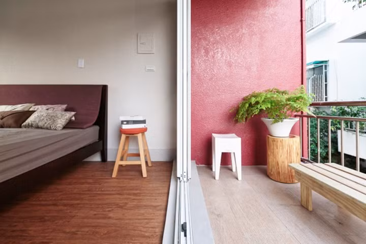  Cửa trượt bằng kính ngăn cách giữa ban công và giường ngủ.