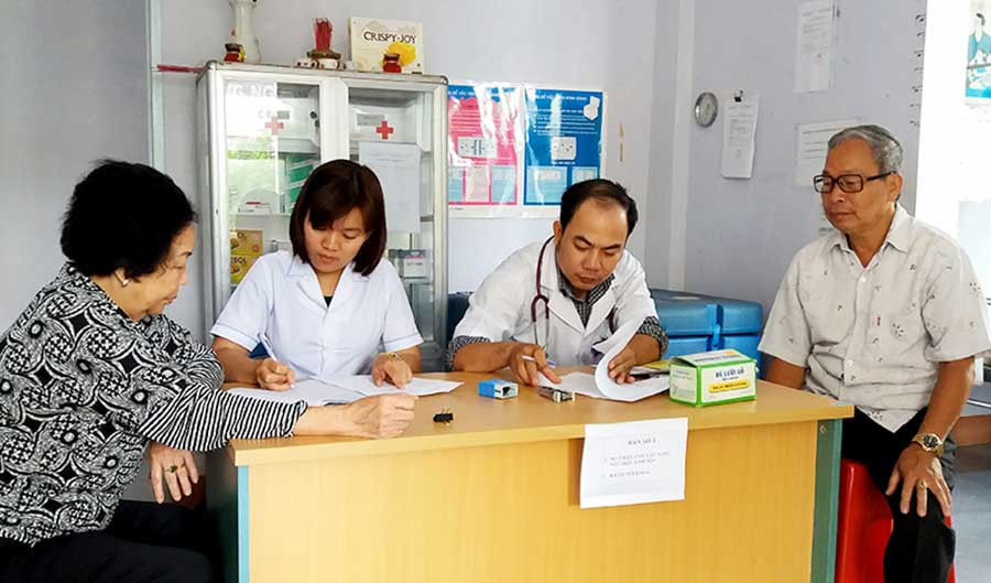 Tư vấn cho người dân về bệnh hen phế quản và BPTNMT. Ảnh: N.N