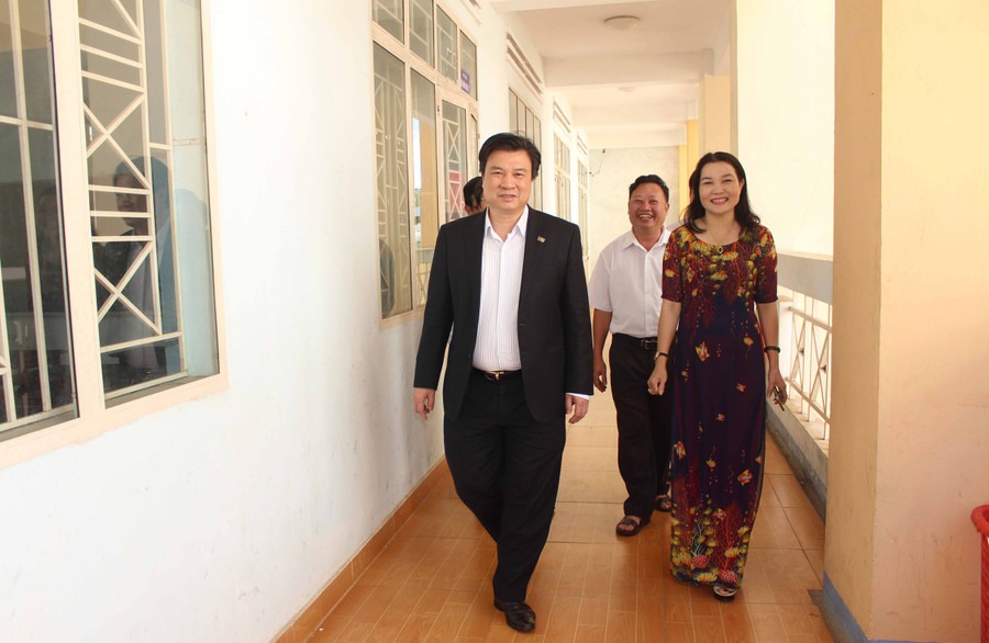 Thứ trưởng Bộ GD-ĐT Nguyễn Hữu Độ thăm Trường THPT Chuyên Hùng Vương. Ảnh: Nguyễn Giang Thứ Trưởng Bộ GD-ĐT Nguyễn Hữu Độ thăm Trường THPT Chuyên Hùng Vương. Ảnh: Nguyễn Giang