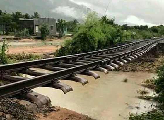 Đường sắt tại Ninh Thuận bị hư hỏng nặng. Ảnh: KVT