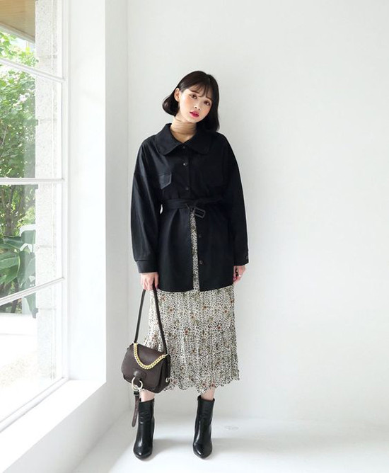 Áo khoác mỏng đi thèm dây đai vải cũng là trang phục dễ 'lên đồ' khi đến văn phòng. Phái đẹp có thể phối nó cùng các mẫu váy hoạ tiết nhẹ nhàng, váy trơn thanh nhã.  Áo khoác mỏng đi thèm dây đai vải cũng là trang phục dễ 'lên đồ' khi đến văn phòng. Phái đẹp có thể phối nó cùng các mẫu váy hoạ tiết nhẹ nhàng, váy trơn thanh nhã.