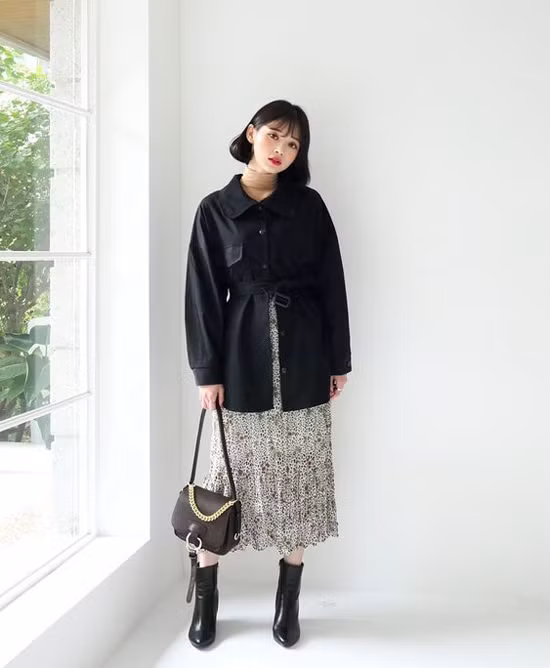  Áo khoác mỏng đi thèm dây đai vải cũng là trang phục dễ 'lên đồ' khi đến văn phòng. Phái đẹp có thể phối nó cùng các mẫu váy hoạ tiết nhẹ nhàng, váy trơn thanh nhã.