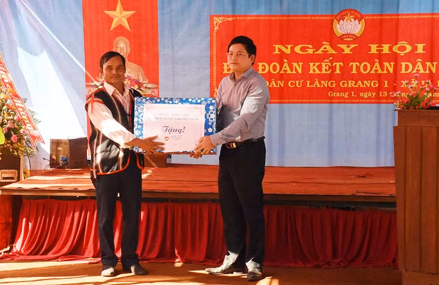 Thay mặt Tỉnh ủy, HĐND, UBND, Ủy ban MTTQ Việt Nam tỉnh, Trưởng ban Tổ chức Tỉnh ủy Nguyễn Văn Quân đã trao quà cho tập thể làng Grang 1. Ảnh: N.S Thay mặt Tỉnh ủy, HĐND, UBND, Ủy ban MTTQ Việt Nam tỉnh, Trưởng ban Tổ chức Tỉnh ủy Nguyễn Văn Quân đã trao quà cho tập thể làng Grang 1. Ảnh: N.S