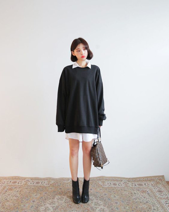 Đối với những cô nàng mê khoe chân dài trong tiết trời se lạnh thì vẫn có thể chọn váy sơ mi phối cùng áo hoodie và đi kèm bốt cổ thấp.  Đối với những cô nàng mê khoe chân dài trong tiết trời se lạnh thì vẫn có thể chọn váy sơ mi phối cùng áo hoodie và đi kèm bốt cổ thấp.