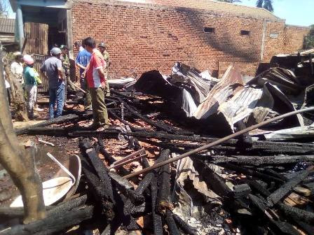 Hiện trường vụ hoả hoạn khiến 3 ngôi nhà bị thiêu rụi hoàn toàn. Ảnh: Lương Ý