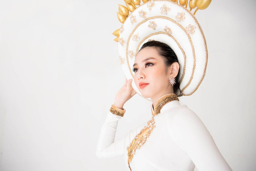 Thùy Tiên cũng vừa hé lộ bộ trang phục dân tộc mà cô sẽ trình diễn tại cuộc thi Miss International 2018. (Ảnh: Mon Trần)  Thùy Tiên cũng vừa hé lộ bộ trang phục dân tộc mà cô sẽ trình diễn tại cuộc thi Miss International 2018. (Ảnh: Mon Trần)