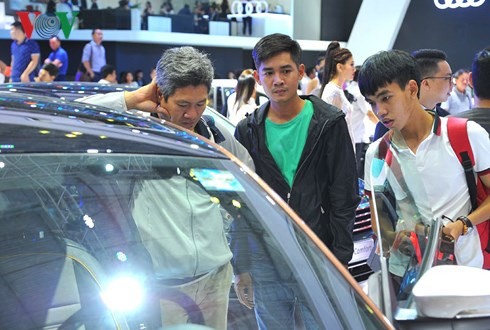  Trong 5 ngày diễn ra Triển lãm ô tô Việt Nam 2018 đã hơn có 185.000 lượt khách tham quan.