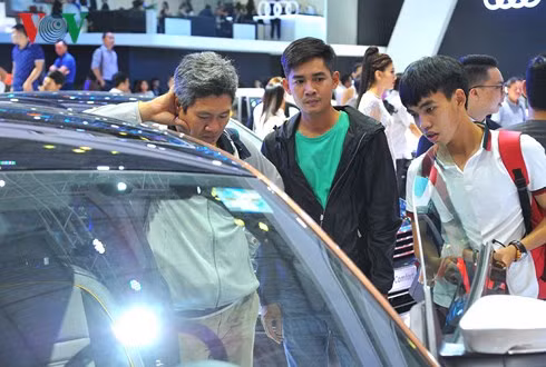 Trong 5 ngày diễn ra Triển lãm ô tô Việt Nam 2018 đã hơn có 185.000 lượt khách tham quan. Trong 5 ngày diễn ra Triển lãm ô tô Việt Nam 2018 đã hơn có 185.000 lượt khách tham quan.