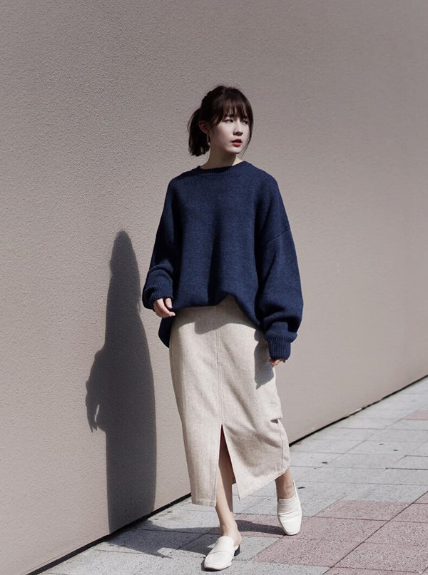 Ngoài phong cách menswear, áo len còn có thể tôn nét nữ tính, dịu dàng cho phái đẹp khi được kết hợp cùng các kiểu chân váy.