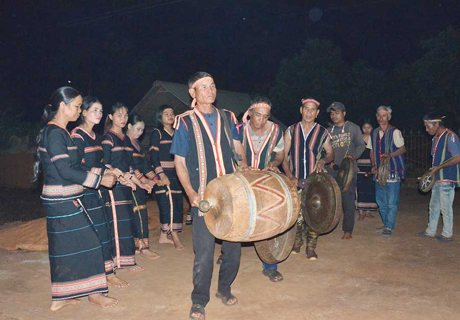  Đội cồng chiêng của làng Groi 2 (xã Glar, huyện Đak Đoa) vẫn hăng say tập luyện dù trời đã tối mịt. Ảnh: P.L