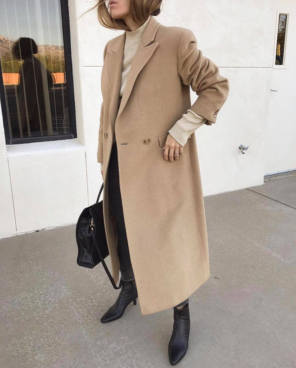  Vào những ngày trở gió, áo ấm trên các chất liệu len và vải dạ trở nên hữu dụng hơn bao giờ hết. Với mẫu áo màu camel thì các nàng không phải suy nghĩ quá nhiều trong việc phối màu phù hợp.