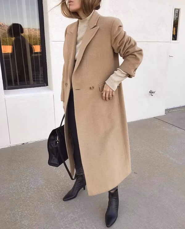  Vào những ngày trở gió, áo ấm trên các chất liệu len và vải dạ trở nên hữu dụng hơn bao giờ hết. Với mẫu áo màu camel thì các nàng không phải suy nghĩ quá nhiều trong việc phối màu phù hợp.