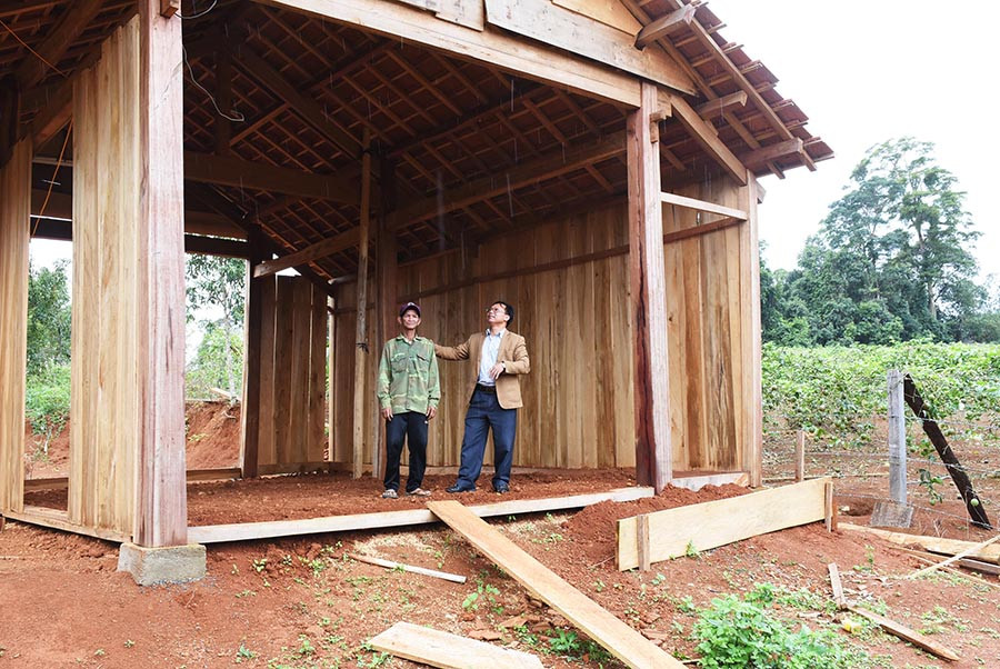 Ngôi nhà của ông Đinh Văn Huân-làng Hà Nừng, xã Sơn Lang đang bước vào giai đoạn hoàn thành. Ảnh: M.N