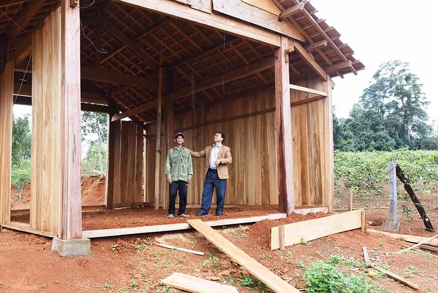 Ngôi nhà của ông Đinh Văn Huân-làng Hà Nừng, xã Sơn Lang đang bước vào giai đoạn hoàn thành. Ảnh: M.N