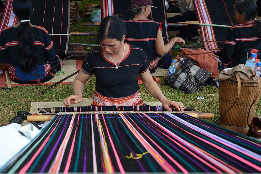 Chị em phụ nữ tham gia tại hội thi dệt vải thổ cẩm. Ảnh: P.L