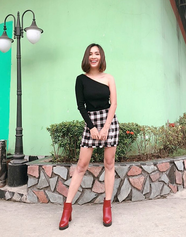 Áo lệch vai, chân váy ca rô dáng ngắn là hai món đồ được ca sĩ Ái Phương kết hợp cùng nhau để khai thác lợi thế hình thể.