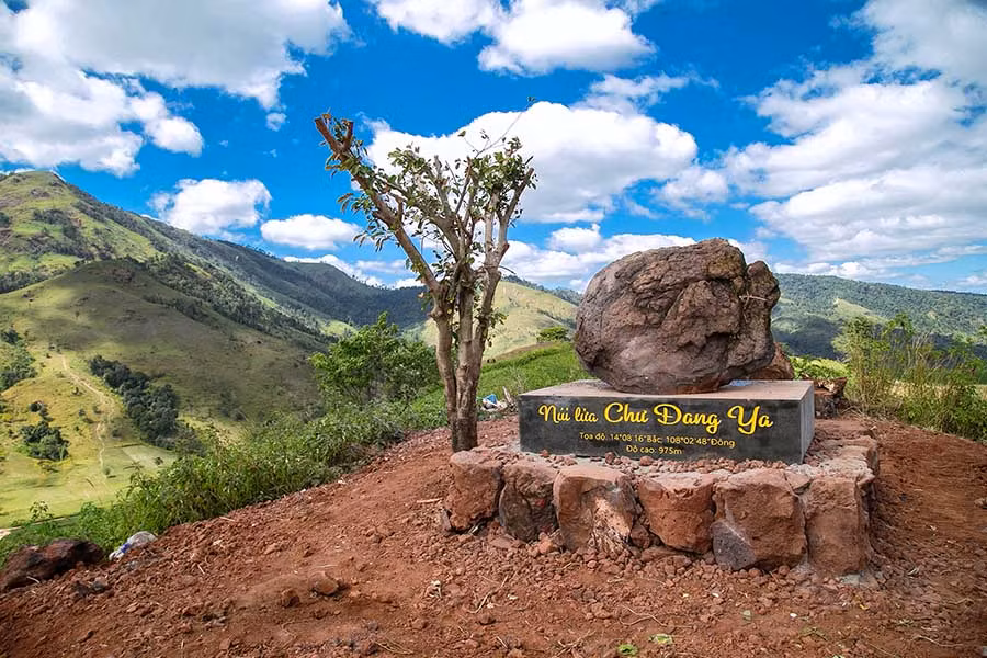  Biểu tượng của núi lửa Chư Đăng Ya. Ảnh: Nguyễn Linh Vinh Quốc