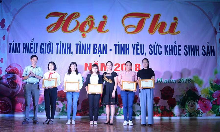  Trao giải cho các trường đạt thành tích cao tại hội thi. Ảnh: đ.y