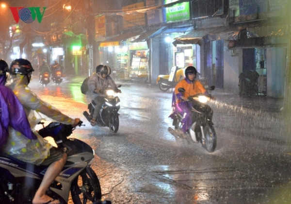 Mưa lớn kéo dài tại TP HCM gây ngập trên diện rộng