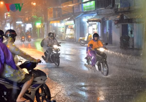 Mưa lớn kéo dài tại TP HCM gây ngập trên diện rộng