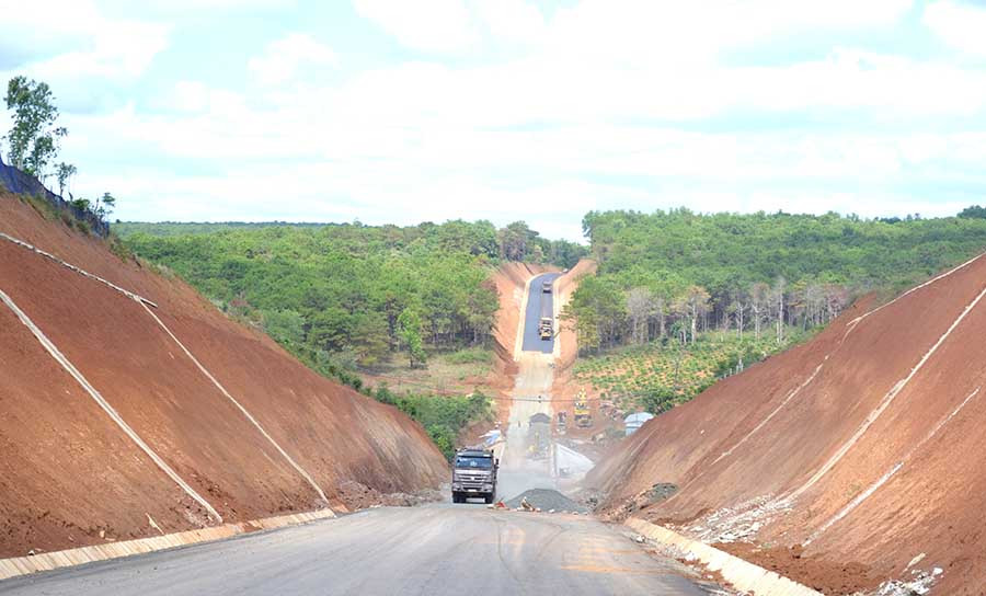 Thi công đường Hồ Chí Minh đoạn tuyến tránh Pleiku thuộc đoạn tuyến do Công ty Kinh doanh hàng xuất khẩu Quang Đức thực hiện còn nhiều ngổn ngang. Ảnh: Lê Hòa