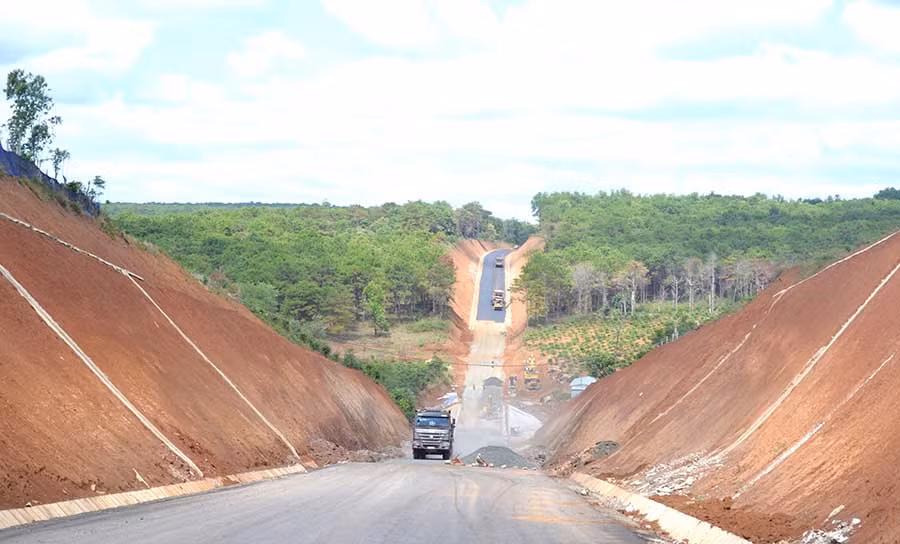 Thi công đường Hồ Chí Minh đoạn tuyến tránh Pleiku thuộc đoạn tuyến do Công ty Kinh doanh hàng xuất khẩu Quang Đức thực hiện còn nhiều ngổn ngang. Ảnh: Lê Hòa