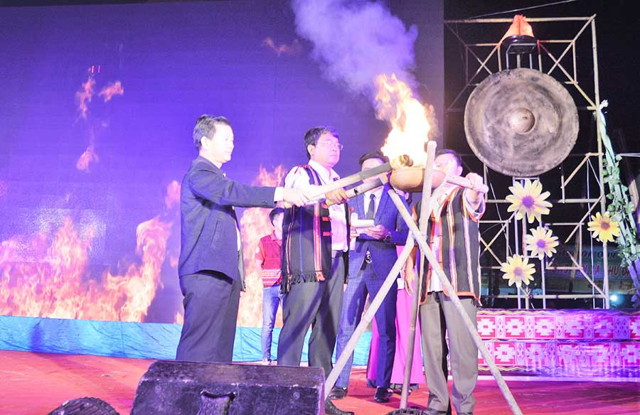 Đồng chí Dương Văn Trang-Ủy viên Ban Chấp hành Trung ương Đảng, Bí thư Tỉnh ủy, Chủ tịch HĐND tỉnh thắp sáng ngọn lửa trong đêm hội. Ảnh: Đinh Yến