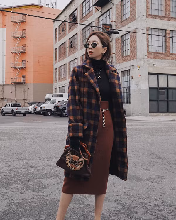 Cùng với váy ca rô, váy xếp ly, chân váy bút chì cũng được các fashionista châu Á yêu thích trở lại.