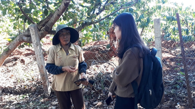 Bà Thảnh tất tả chạy về đón khách trong bộ quần áo thủng lỗ chỗ