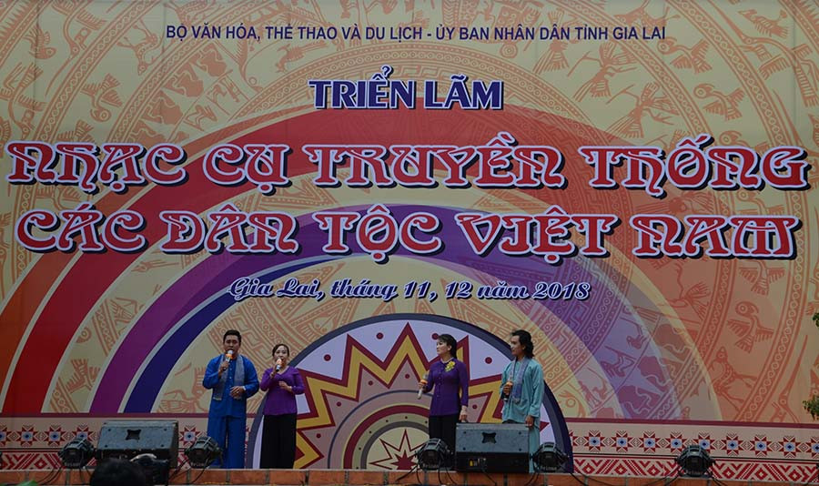 Chương trình giao lưu với nghệ sĩ diễn ra trong suốt thời gian diễn ra Festival Văn hóa Cồng chiêng Tây Nguyên năm 2018. Ảnh: Phương Linh Chương trình giao lưu với nghệ sĩ diễn ra trong suốt thời gian diễn ra Festival Văn hóa Cồng chiêng Tây Nguyên năm 2018. Ảnh: Phương Linh
