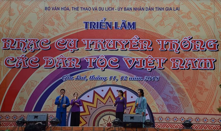  Chương trình giao lưu với nghệ sĩ diễn ra trong suốt thời gian diễn ra Festival Văn hóa Cồng chiêng Tây Nguyên năm 2018. Ảnh: Phương Linh