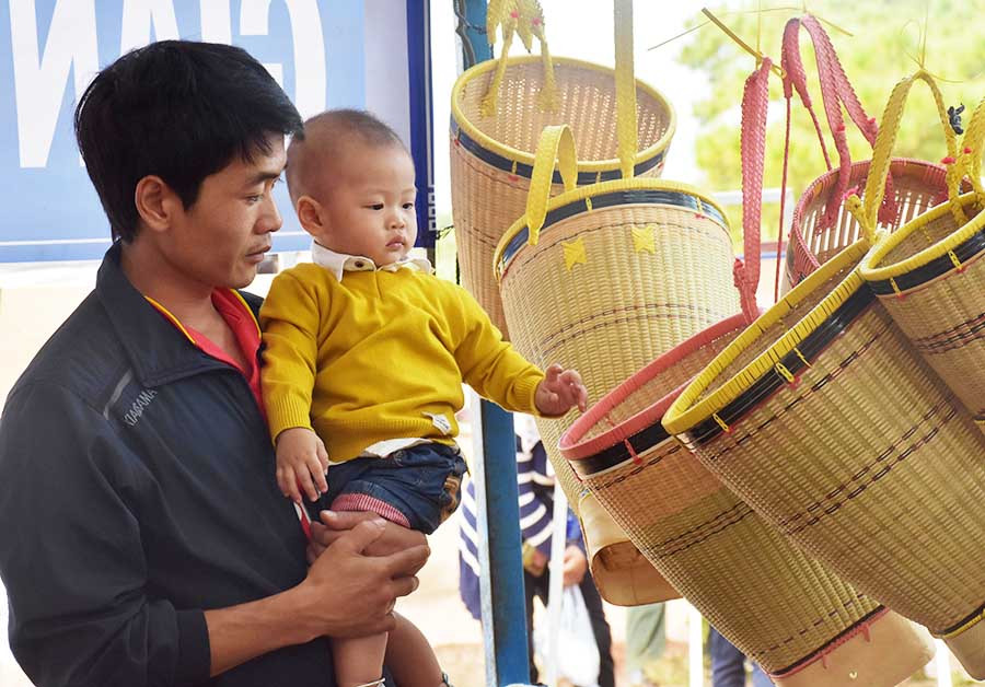 Những chiếc gùi của người Jrai tạo ấn tượng mạnh với du khách-Ảnh Trần Dung