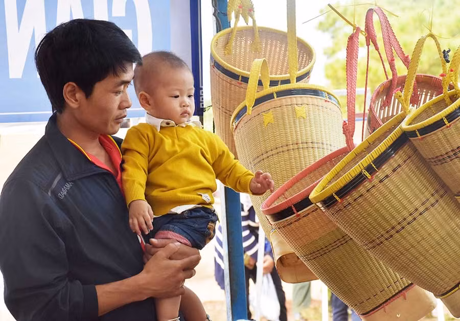 Những chiếc gùi của người Jrai tạo ấn tượng mạnh với du khách-Ảnh Trần Dung