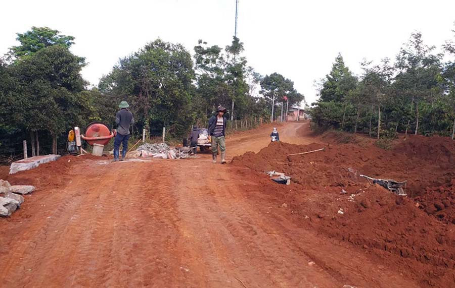  Việc thi công tuyến đường Nghĩa Hòa-Ia Sao đang gặp khó khăn về nguồn đất san lấp mặt bằng. Ảnh: V.T