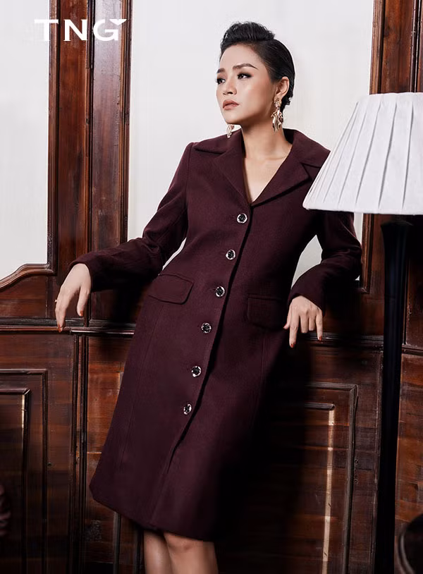 Những cô nàng sở hữu nước da trắng có thể kết bạn với áo dạ màu đỏ bordeaux. Một chiếc vest dạ dáng dài màu bordeaux có thể mặc thay đầm hoặc khoác ngoài giúp bạn thêm nổi bật giữa tiết trời ảm đạm của mùa đông.