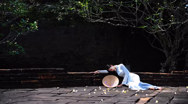 Hoa sứ, lăng tẩm và vẻ đẹp e ấp thiếu nữ