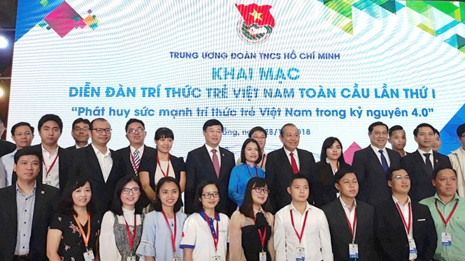 Ông Trương Hòa Bình, anh Lê Quốc Phong và các đại biểu tham gia Diễn đàn Trí thức trẻ VN toàn cầu lần thứ nhất 