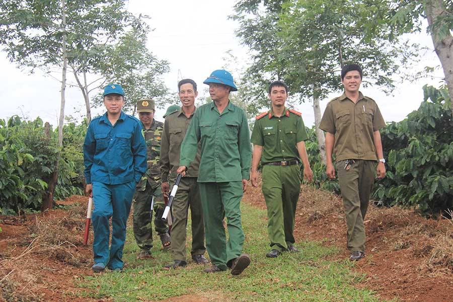  Tổ tự quản ANTT xã Ia Sao (huyện Ia Grai) tổ chức đợt cao điểm tuần tra bảo vệ trong mùa thu hoạch cà phê. Ảnh: C.H