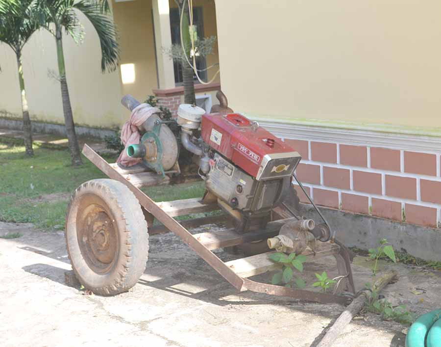 Chiếc máy hút cát vắng chủ được UBND xã Ia Nhin (Chư Pah, Gia Lai) lập biên bản, vận chuyển về trụ sở xã tạm thu giữ để chờ xử lý theo các quy định của pháp luật. Ảnh: H.C
