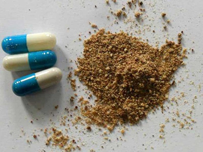  Bột thuốc được lấy ra từ các viên thuốc mà xét nghiệm cho thấy 99,7% là thịt người. Ảnh: SBS