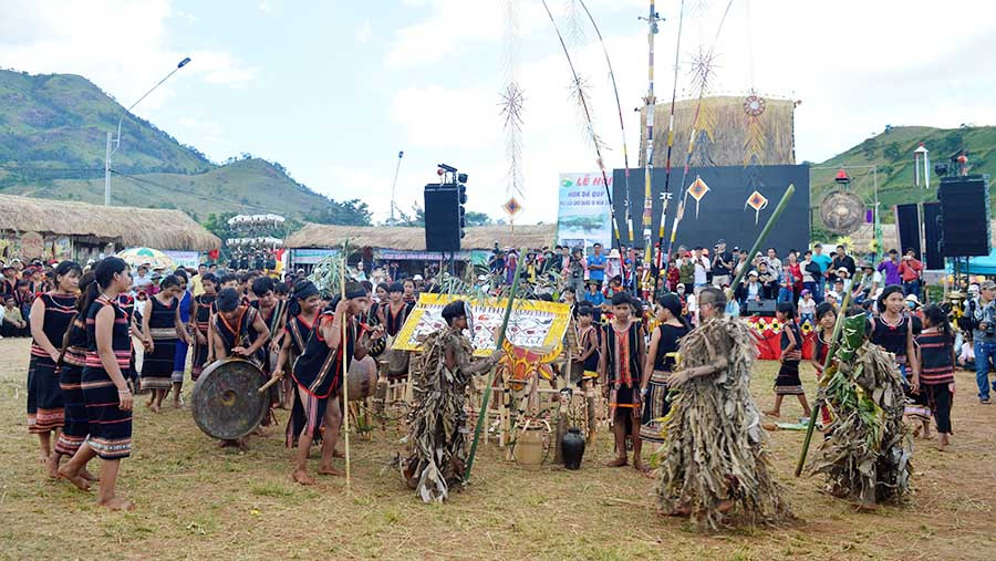 Du khách còn được thưởng thức cồng chiêng vang vọng núi rừng. Ảnh: Đinh Yến