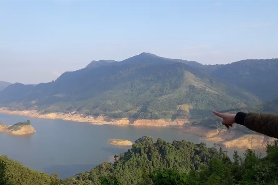 Cảnh sắc bên lòng hồ thủy điện A Vương. Ảnh: Đ.V