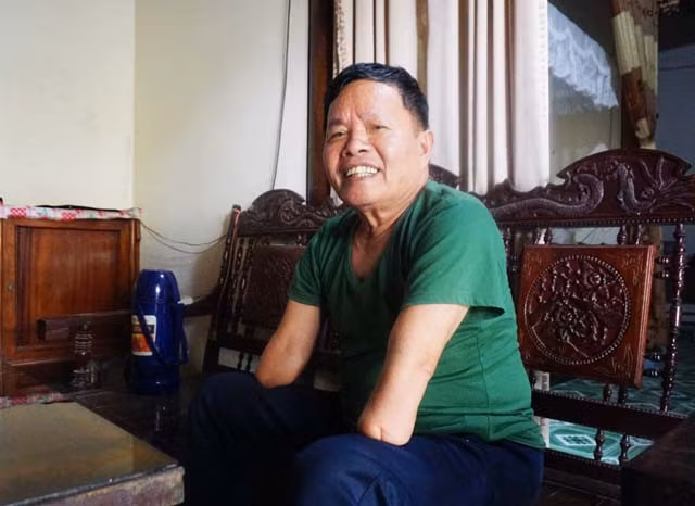 Vượt qua cú sốc, người lính pháo binh dần lấy lại tinh thần và bắt đầu luyện tập để đôi tay có thể làm những việc cơ bản nhất.