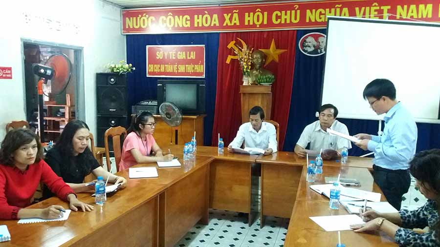 Chi cục ATVSTP Vĩnh Phúc làm việc tại Chi cục ATVSTP Gia Lai. Ảnh: Như Nguyện