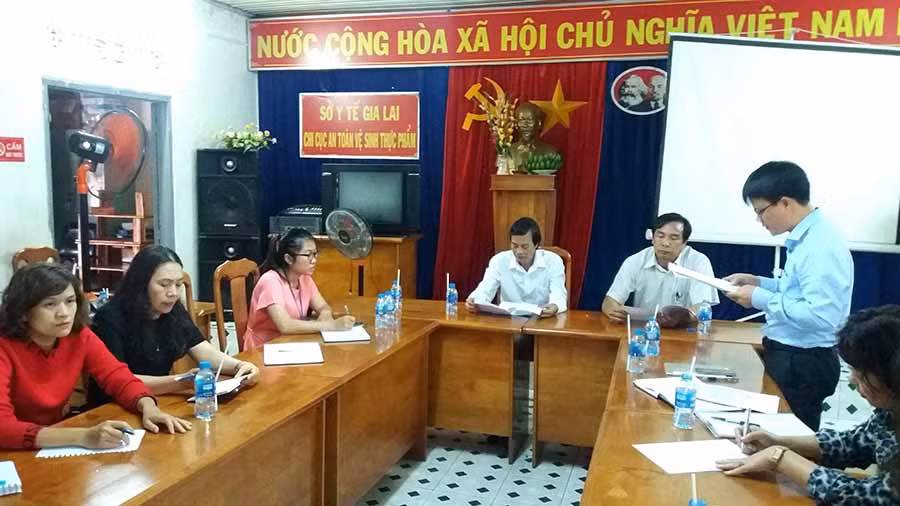 Chi cục ATVSTP Vĩnh Phúc làm việc tại Chi cục ATVSTP Gia Lai. Ảnh: Như Nguyện