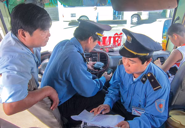Lực lượng TTGT kiểm tra thiết bị giám sát hành trình xe khách tại Bến xe phía Nam Thừa Thiên - Huế. Ảnh: Duy Lợi