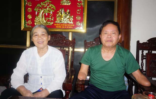 Bên người vợ tảo tần, người thương binh Nguyễn Văn Linh đã bắt đầu một hành trình mới đầy vất vả khó khăn để nuôi nấng 4 người con ăn học thành tài.