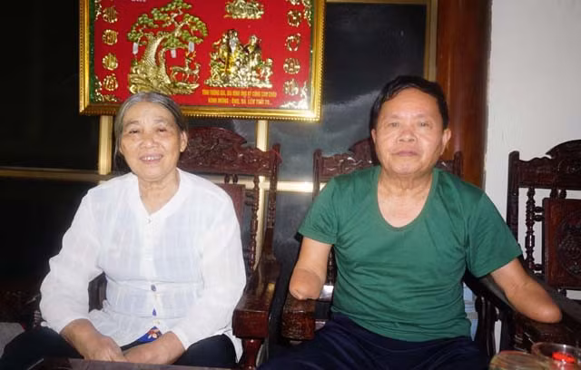 Bên người vợ tảo tần, người thương binh Nguyễn Văn Linh đã bắt đầu một hành trình mới đầy vất vả khó khăn để nuôi nấng 4 người con ăn học thành tài.