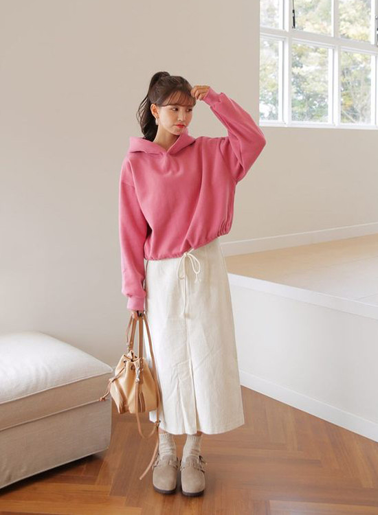 Nếu không sợ mang tiếng 'cưa sừng làm nghé', phái đẹp có thể chọn các kiểu áo nỉ, hoodie màu hồng ngọt ngào để phối cùng chân váy màu trung tính.  Nếu không sợ mang tiếng 'cưa sừng làm nghé', phái đẹp có thể chọn các kiểu áo nỉ, hoodie màu hồng ngọt ngào để phối cùng chân váy màu trung tính.