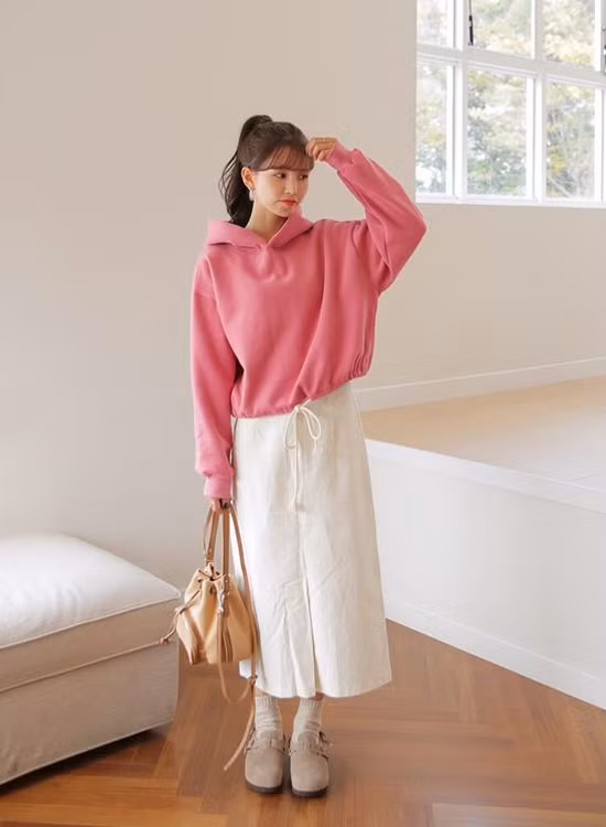  Nếu không sợ mang tiếng 'cưa sừng làm nghé', phái đẹp có thể chọn các kiểu áo nỉ, hoodie màu hồng ngọt ngào để phối cùng chân váy màu trung tính.